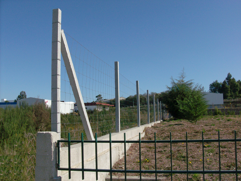 Fence with concrete posts / Mainstay Previcon